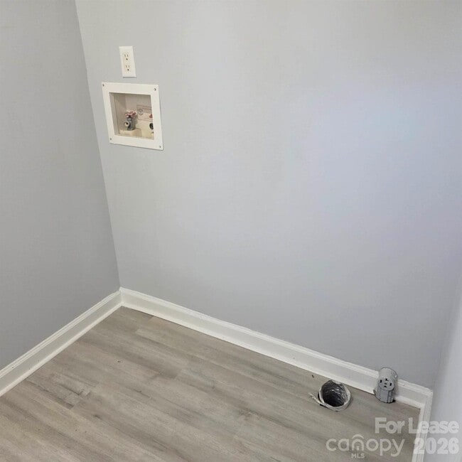 Building Photo - 825 Mountain Crest Dr