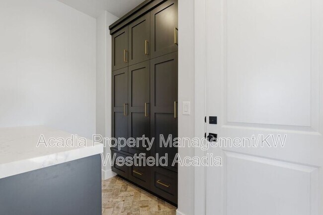 Building Photo - 1437 W Valley Dr
