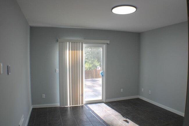 Building Photo - Amazing Everett/Mukilteo Tri-Level Home