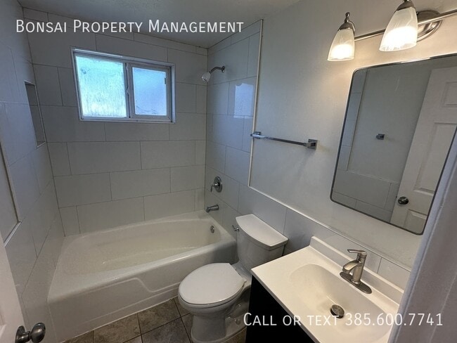 Building Photo - 1336 S Cheyenne St