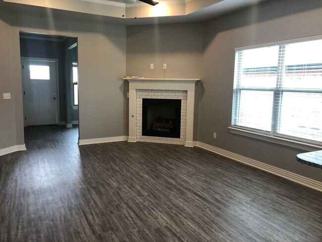 Building Photo - BEAUTIFUL BENTONVILLE HOME - LARGE FENCED IN YARD - GREAT LOCATION