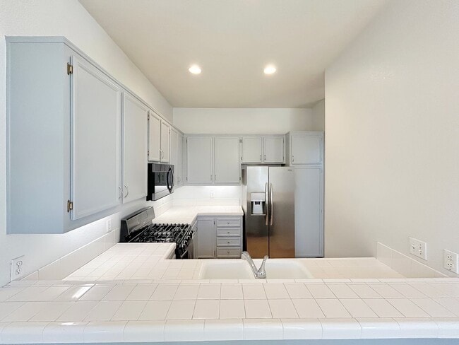 Building Photo - Beautiful 3BD/2.5BA W/ Attached Garage and In-Unit Laundry in Pacific Beach!