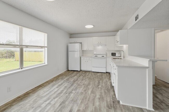 Building Photo - 5211 Thunderbird St