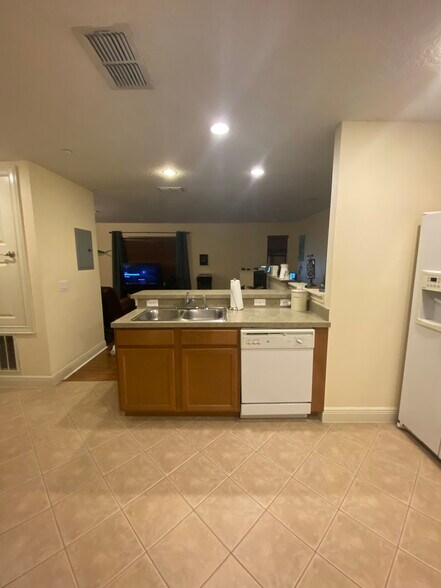 Kitchen - 2892 Lincroft Ave