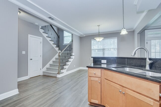 Building Photo - Updated 4 Bedroom 2.5 Bath