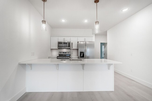 Building Photo - Beautiful spacious townhome!