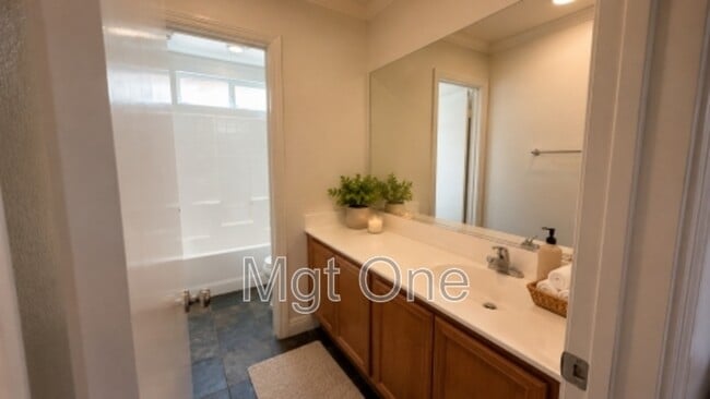Building Photo - 564 Botan St
