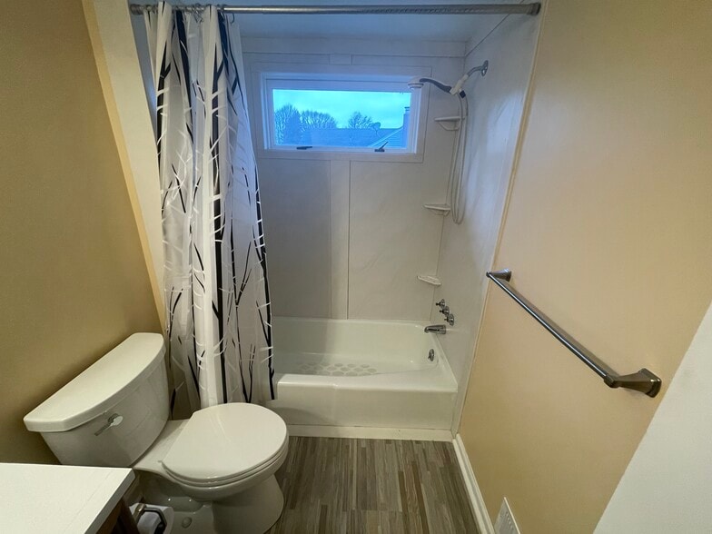 Full Bathroom - 145 Danforth Cres