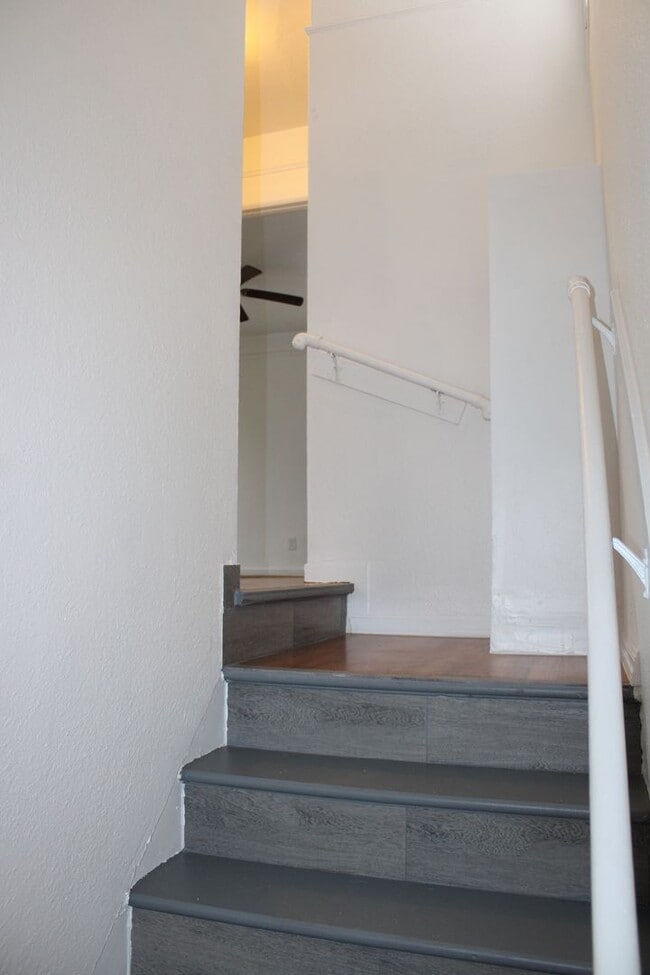 Building Photo - 3 Bedroom, 2 Bath in Single Family Home with BONUS Room Close to Downtown Pittsburg/BART