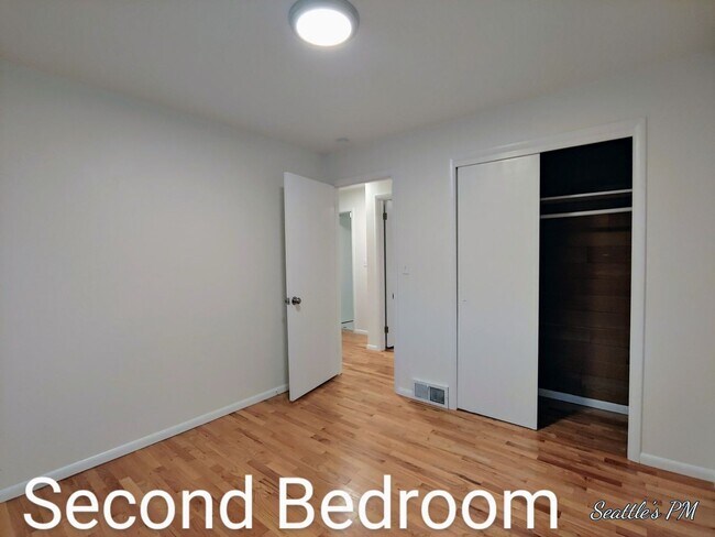 Building Photo - Beautifully Updated 4 Bedroom Home in Sherdian Beach- Includes Beach Club Access