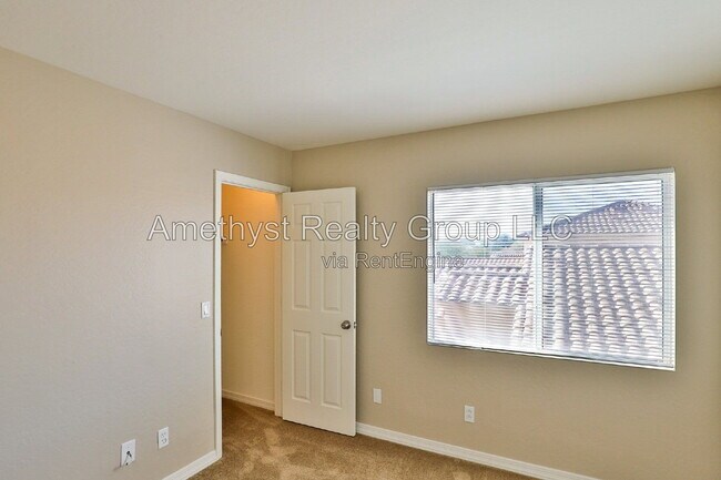 Building Photo - 11706 W Sunnyside Dr