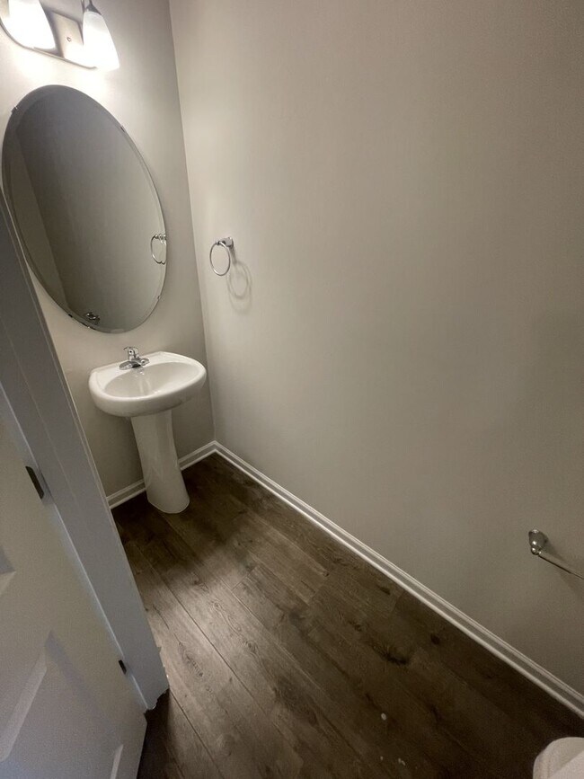 Building Photo - 3 bd 2.5 ba townhome