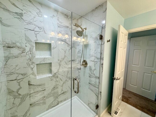 Building Photo - Wonderful 2 story condo in Ashford Ct-Deta...