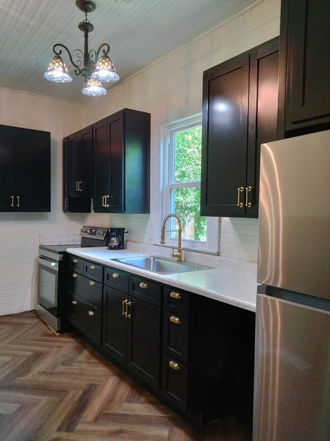 Building Photo - Totally Remodeled 2 Bedroom 1 Bath House-F...