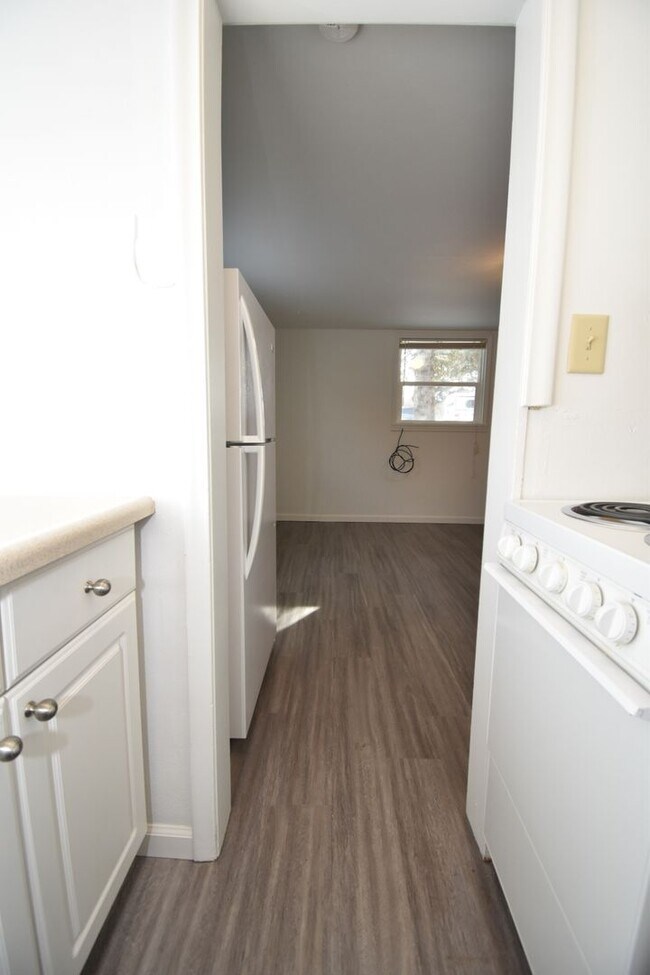 Building Photo - Great location, two blocks south of downto...