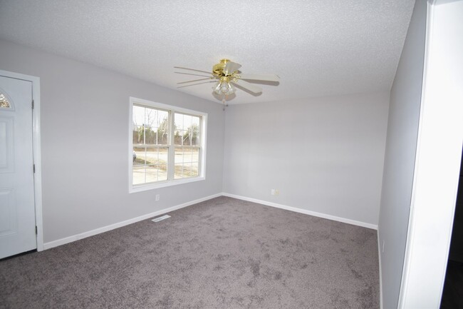 Building Photo - 3 Bedroom 2 Bath Pet Friendly Home For Rent!