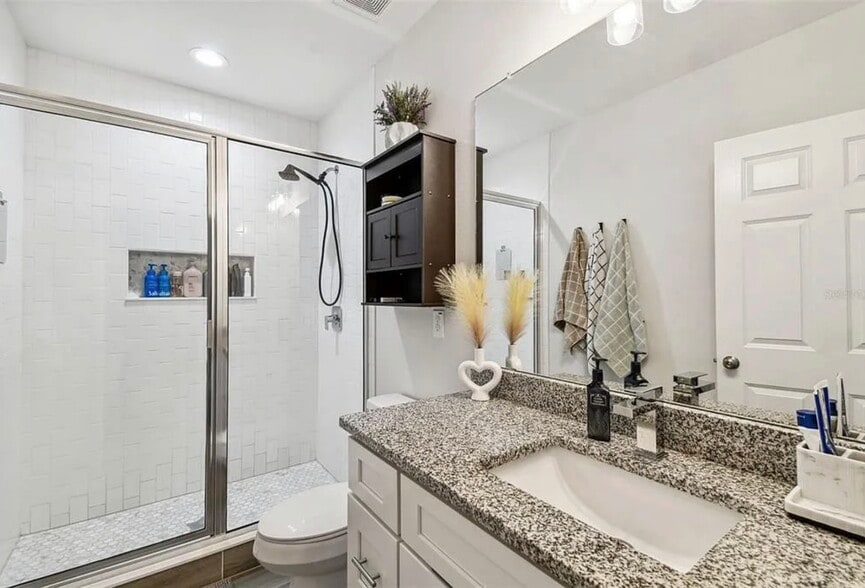 Private bathroom - 2022 E Columbus Dr