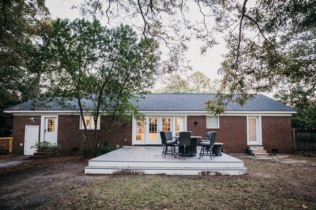 Building Photo - 944 Lakeview Dr