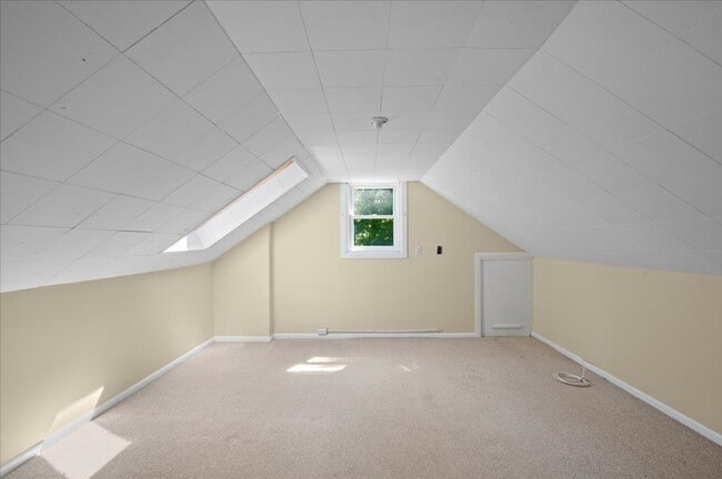 Building Photo - Classic Brick Multi-Level Home with Backya...