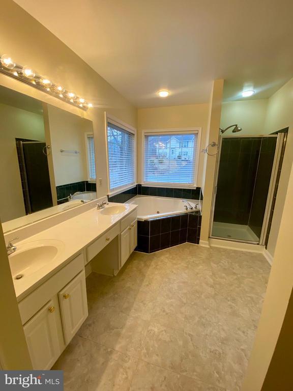 Building Photo - 9504 S Royal Crest Ct