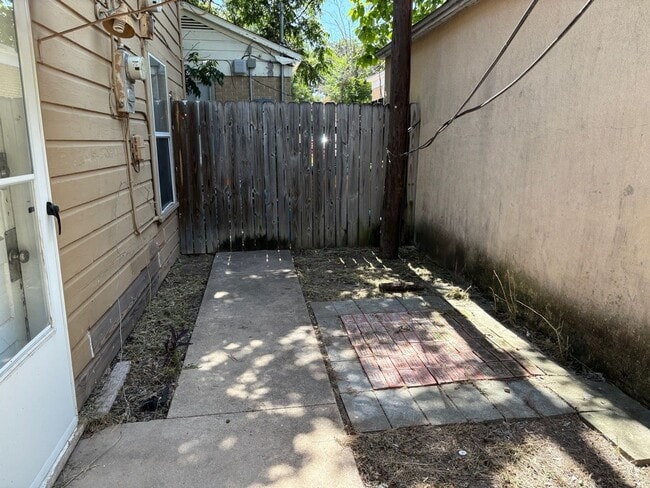 Building Photo - Studio Apartment with 1 Bathroom in Histor...