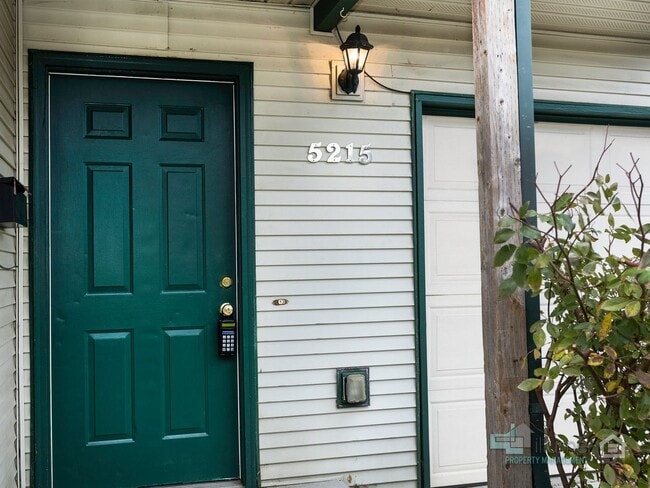 Building Photo - Bright & Spacious 2-Bedroom End Unit Townhome in Desirable Woodstock Neighborhood!