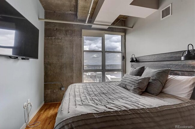 Building Photo - Beautiful and Spacious Loft-Style Condo 1 Bed/1.5 Bath Near Ballpark