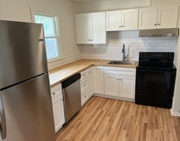 Building Photo - 1746 Oakwood Dr