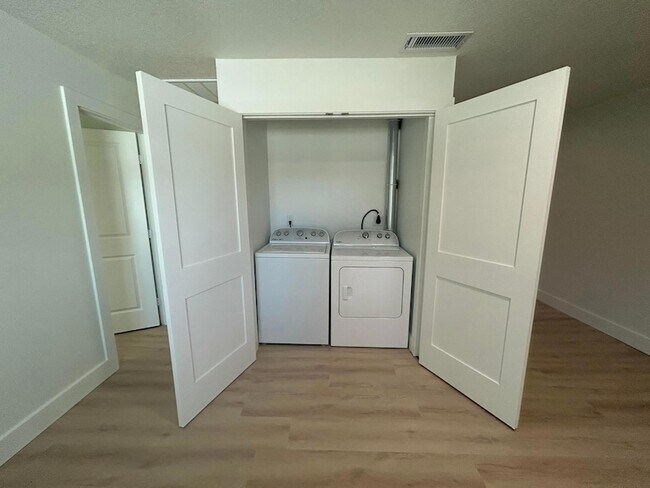 Building Photo - 2147 Sibley Ave