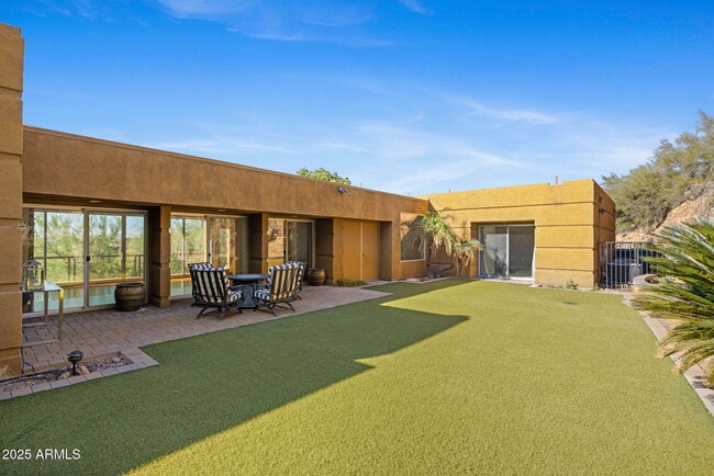 Building Photo - 4820 E Cottontail Run Rd