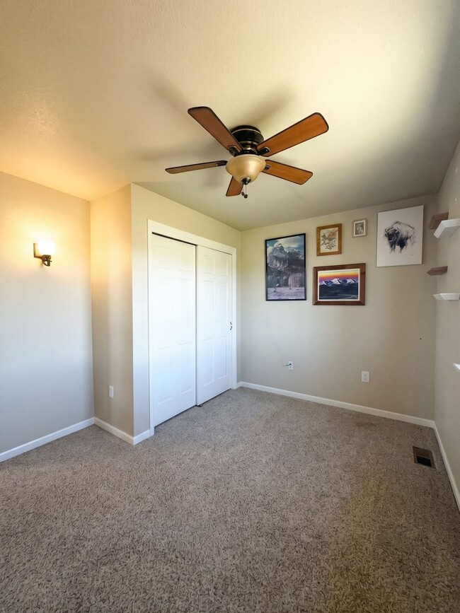 Building Photo - Foxtail Pines! 5 acres! Open floor plan!