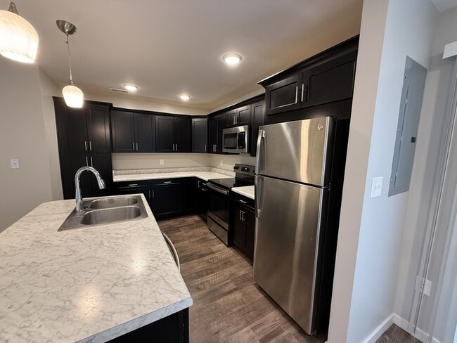 Building Photo - 408 Creekview Dr