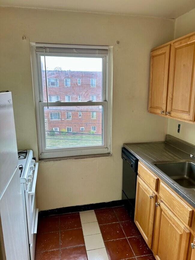Building Photo - Bright 2 Bedroom Apartment in Shadyside w/Dishwasher