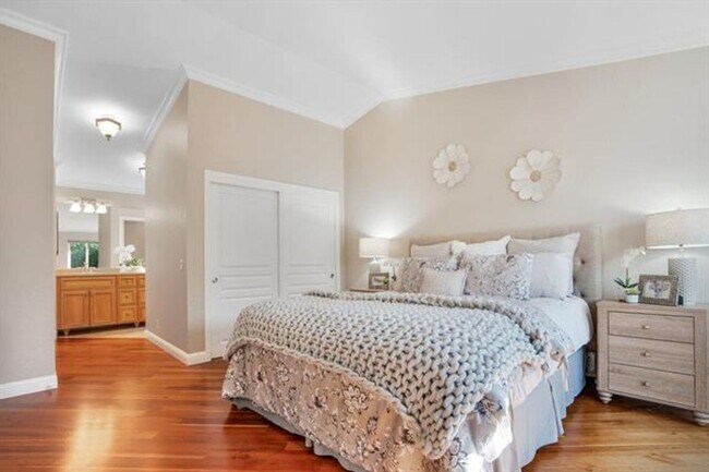 Building Photo - Fully remodeled home, Pet friendly with A/...