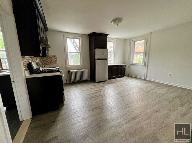 Building Photo - 3BR 1BA w/ On Site Laundry & In Fully Gut ...