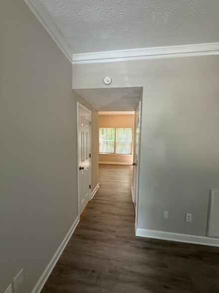 Building Photo - 347 Leafmore Rd SW
