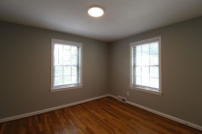 Building Photo - May FREE On This 2 Bedroom 1 Bath Duplex In The Waldo Area