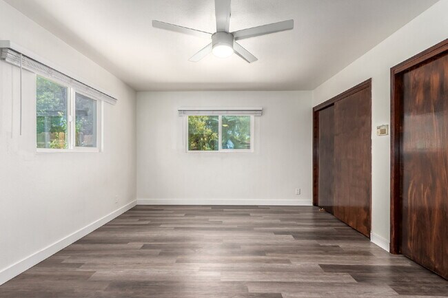Building Photo - Beautifully updated 4 bed 2 bath Single Fa...