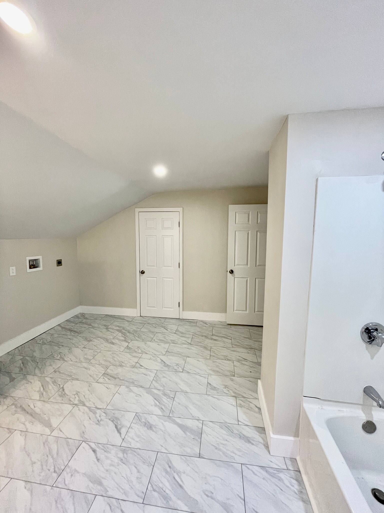 Building Photo - 16 Crompton St