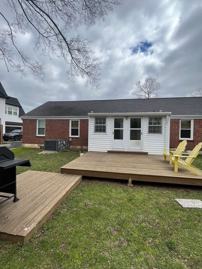 Building Photo - Renovated 2 Bedroom/ 1 Bath Duplex minutes to 12th South, Lipscomb, Belmont and Vandy