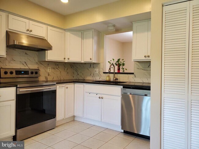 Building Photo - 14920 Forest Landing Cir