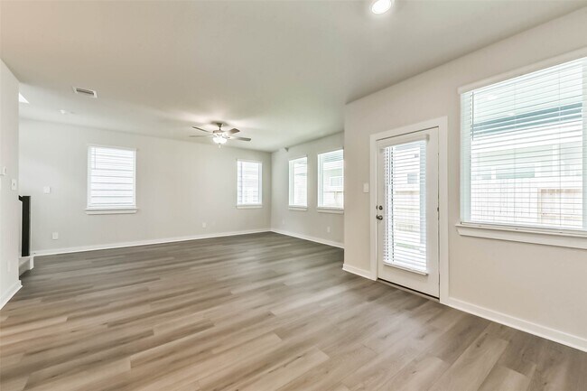 Building Photo - 583 Avisa Dr