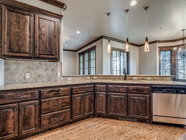 Building Photo - Luxury Townhome in Edmond + Near Rose Cree...