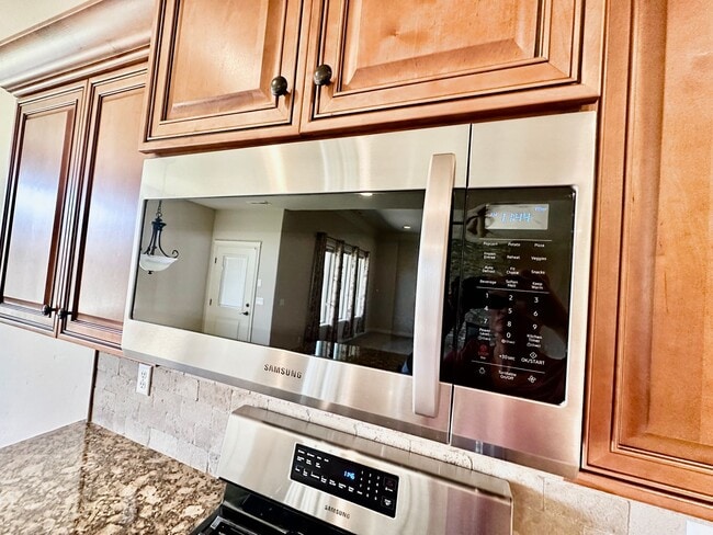 Building Photo - Spacious 4 Bedroom Home in Quiet Cul-de-Sa...