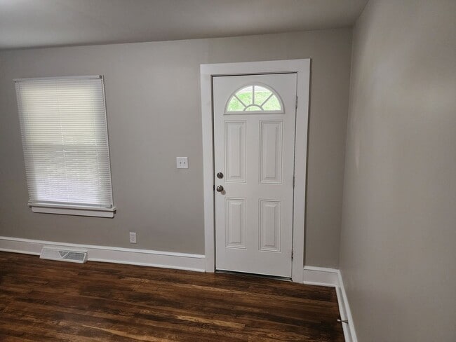 Building Photo - Updated 2 Bed, 1 Bath Home Near Downtown Mount Airy