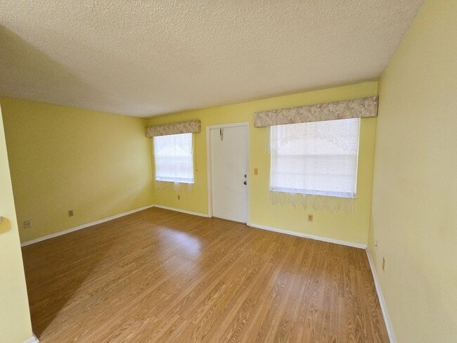 Building Photo - Cozy 55+ 1st Floor Apartment