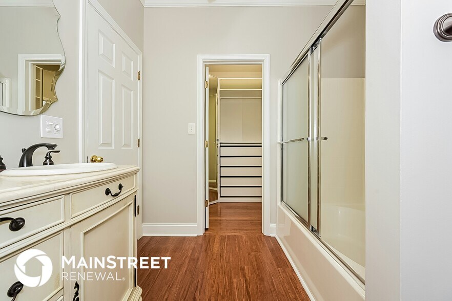 Building Photo - 107 Denham Square