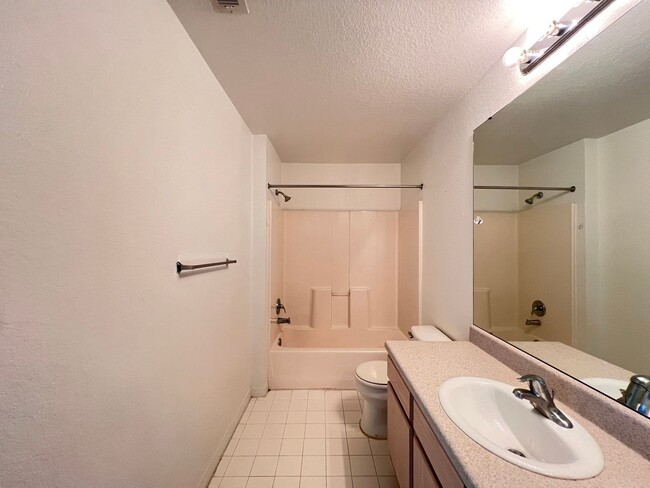 Building Photo - Awesome apartment at Cypress fairway!