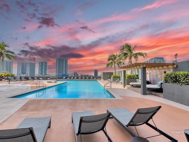 Building Photo - 1750 N Bayshore Dr