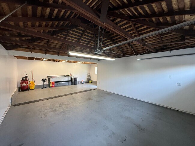 Building Photo - Lovely 3 Bedroom House w/ Finished Garage